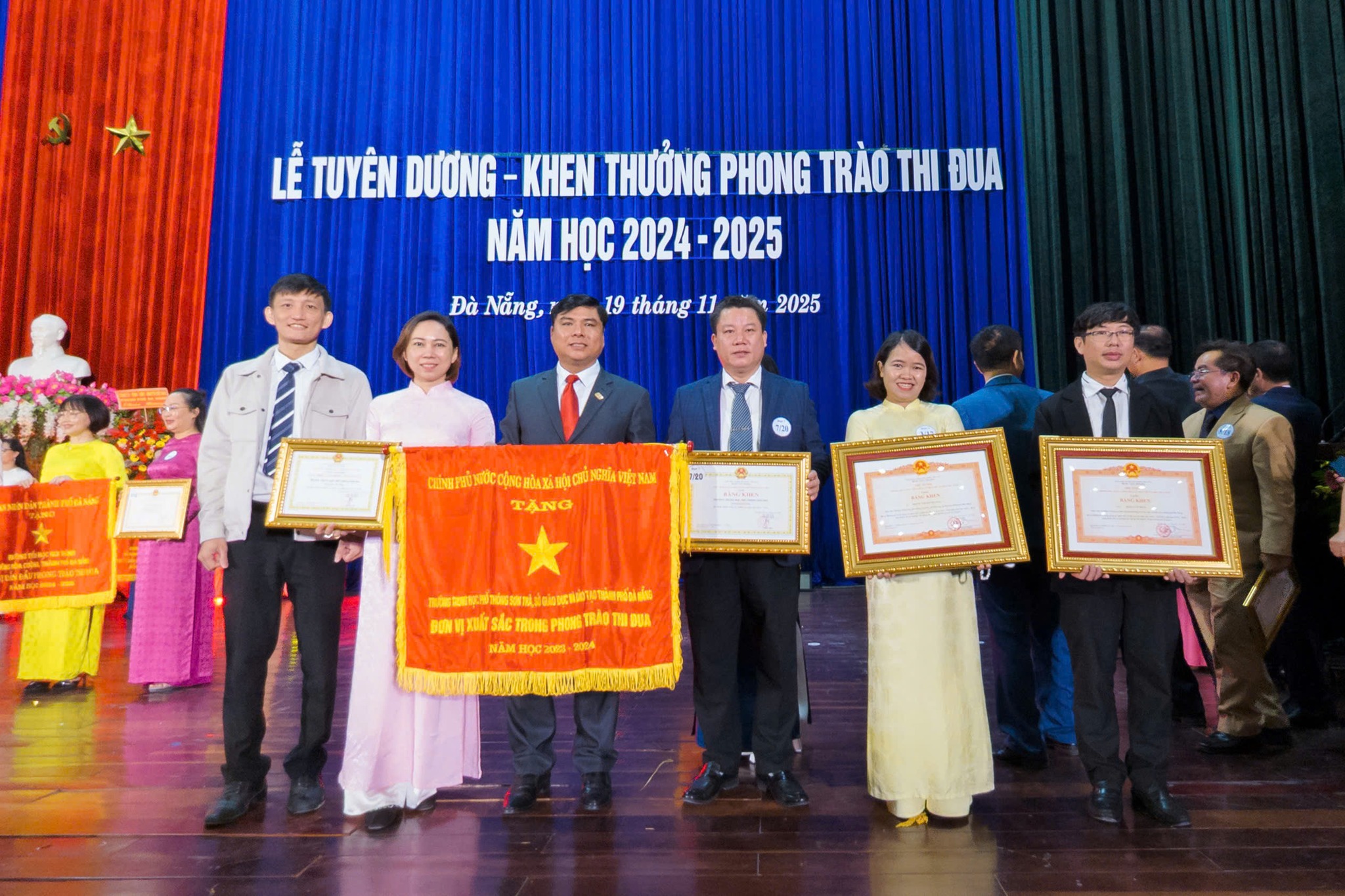 TRƯỜNG THPT SƠN TRÀ NHẬN CỜ THI ĐUA CHÍNH PHỦ VÀ NHIỀU THÀNH TÍCH CAO CHÀO MỪNG KỶ NIỆM 43 NĂM NGÀY NHÀ GIÁO VIỆT NAM (20/11/1982 – 20/11/2025).