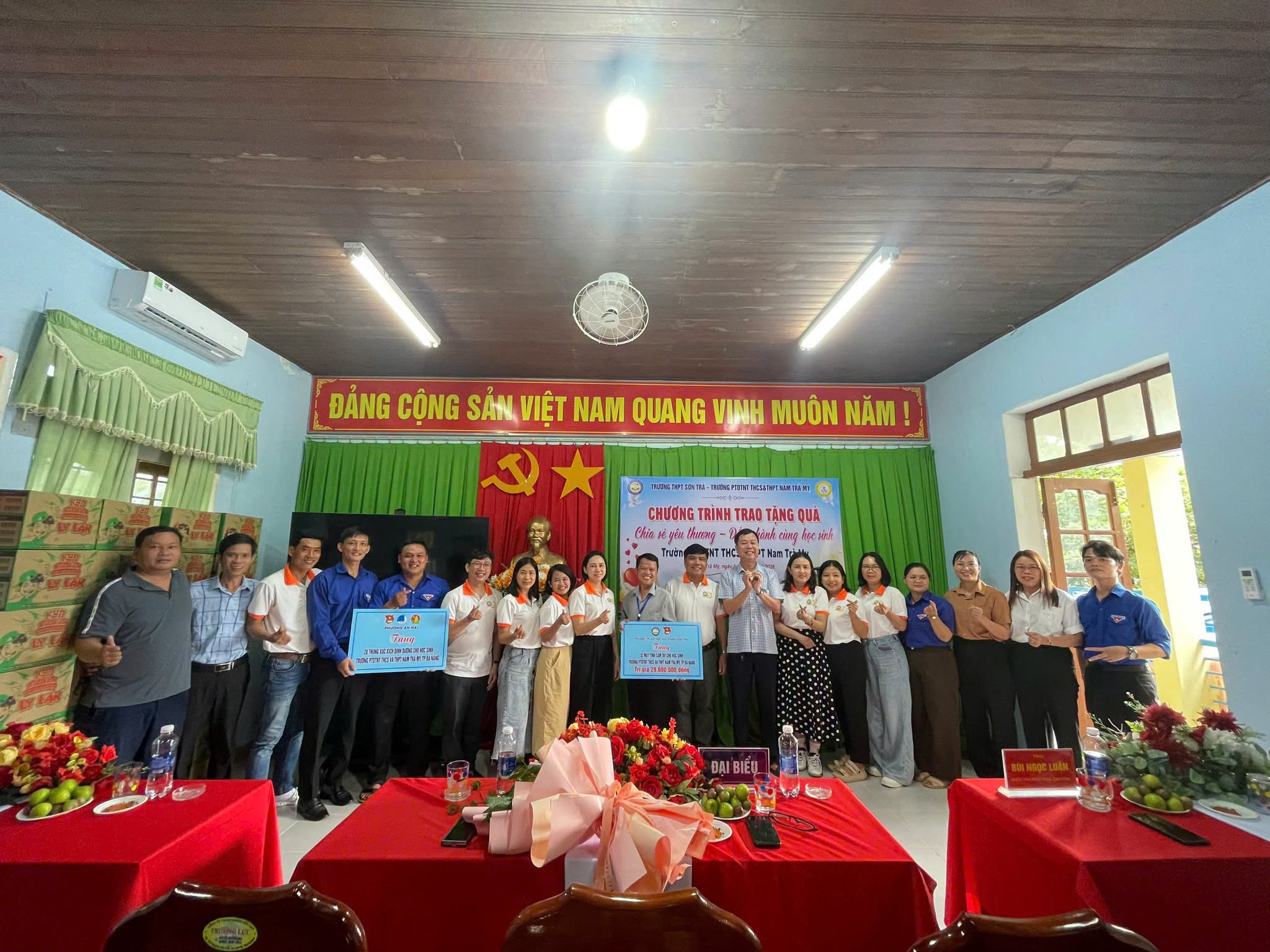 TRƯỜNG THPT SƠN TRÀ TRAO TẶNG QUÀ HỖ TRỢ HỌC SINH TRƯỜNG PTDTNT THCS&THPT NAM TRÀ MY